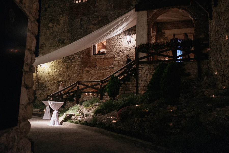 zamek korzkiew dziedziniec