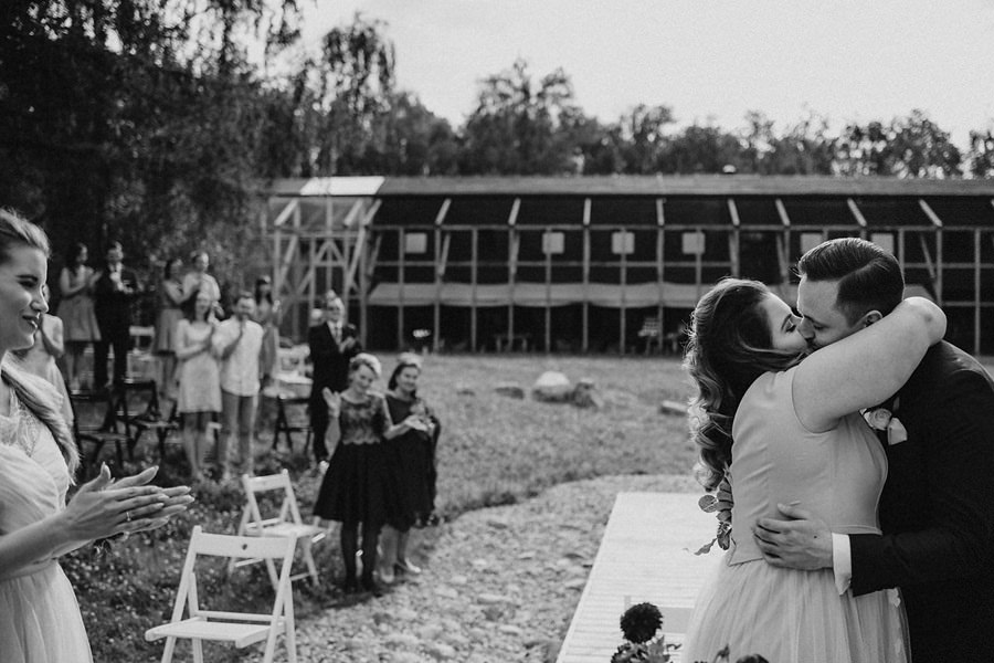 Ślub plenerowy stodola wszystkich swietych