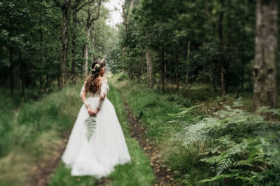 portret panny mlodej w lesie