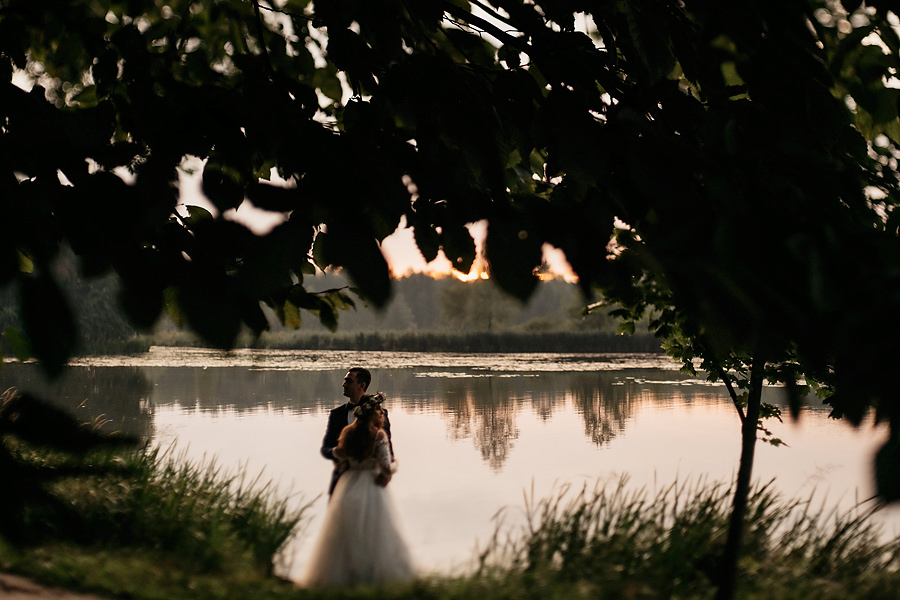 plener slubny nad jeziorem