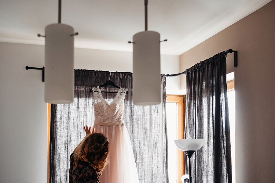 rozowa suknia slubna