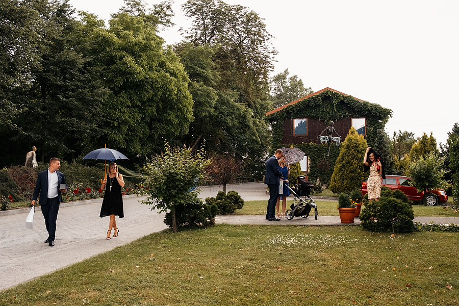 dwor w tomaszowicach deszcz