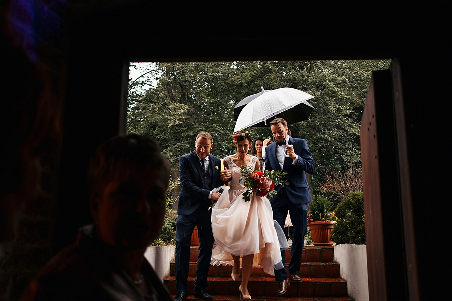 dwor w tomaszowicach deszcz wejscie pary