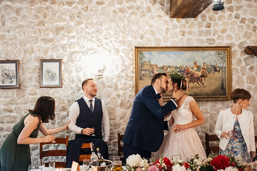 dwor w tomaszowicach spichlerz pocalunek