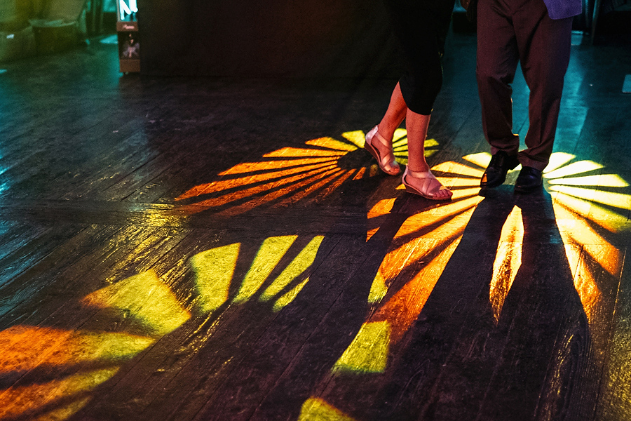 dwor w tomaszowicach swiatlo