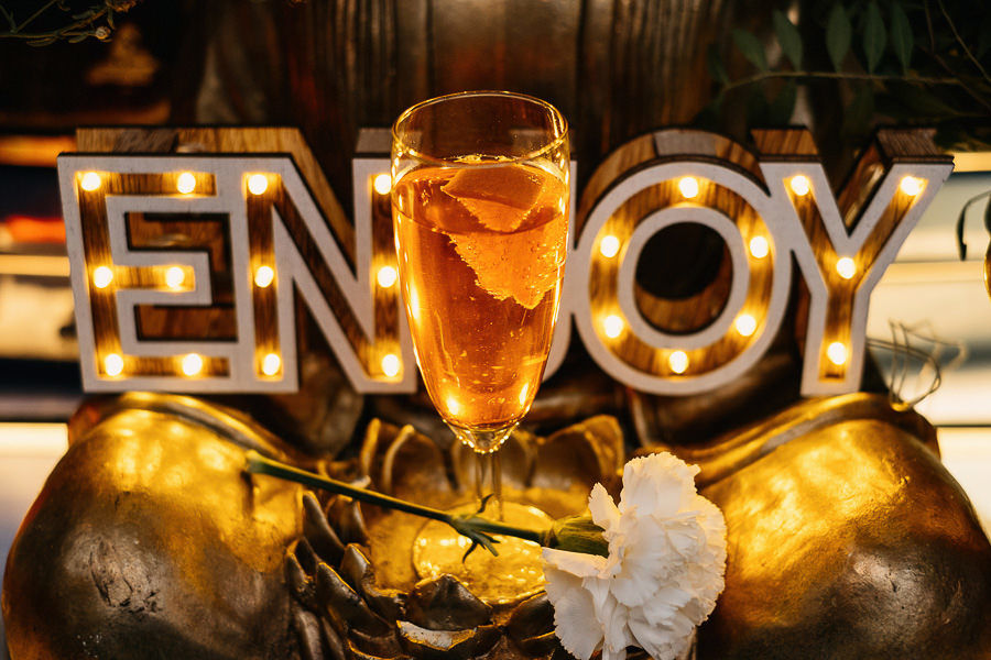 nietypowe przyjęcie slubne w turkusowym domku w warszawie