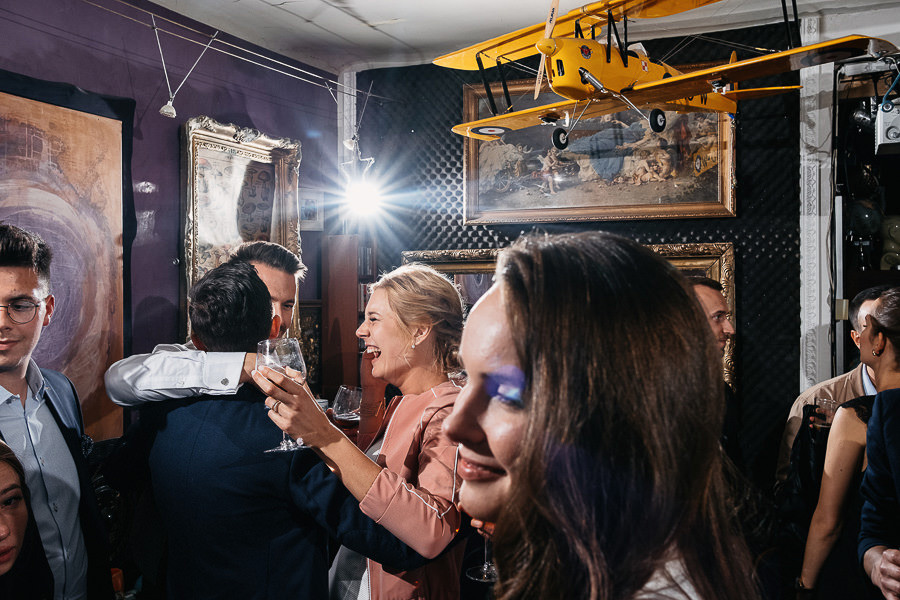 nietypowe przyjęcie slubne w turkusowym domku w warszawie