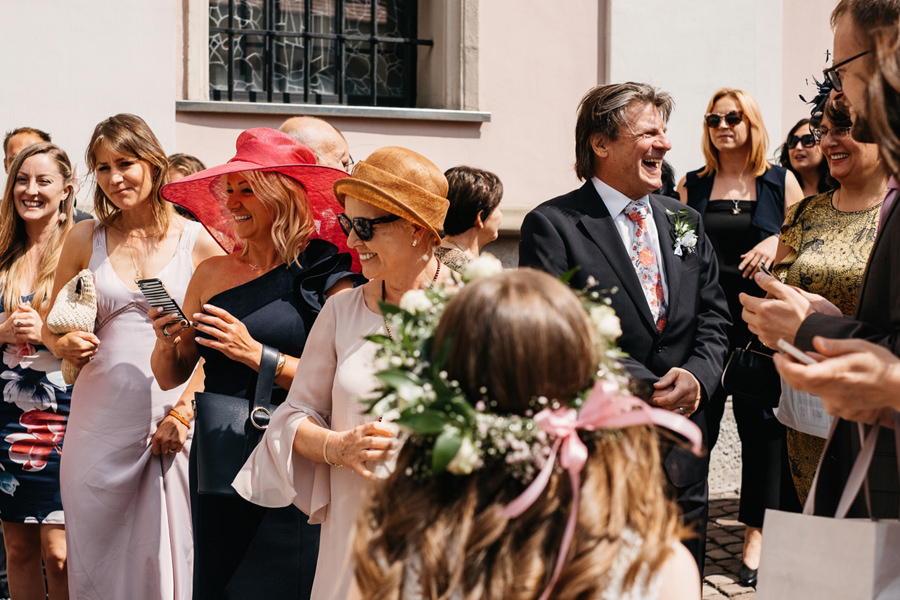 wyjście z kościoła konfetti