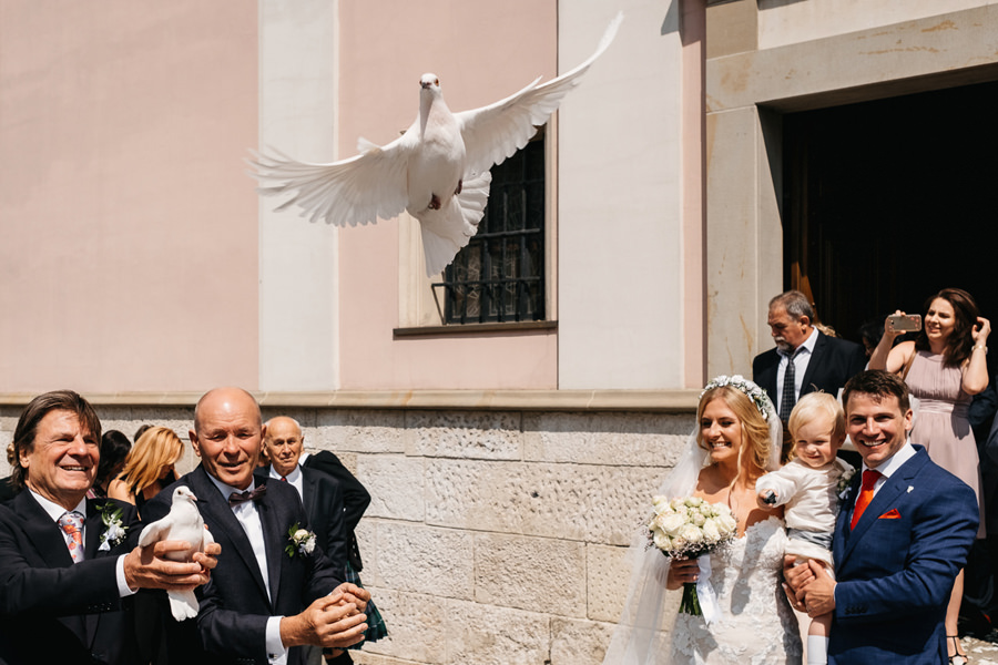 wyjście z kościoła konfetti