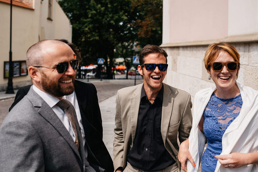 wyjście z kościoła konfetti