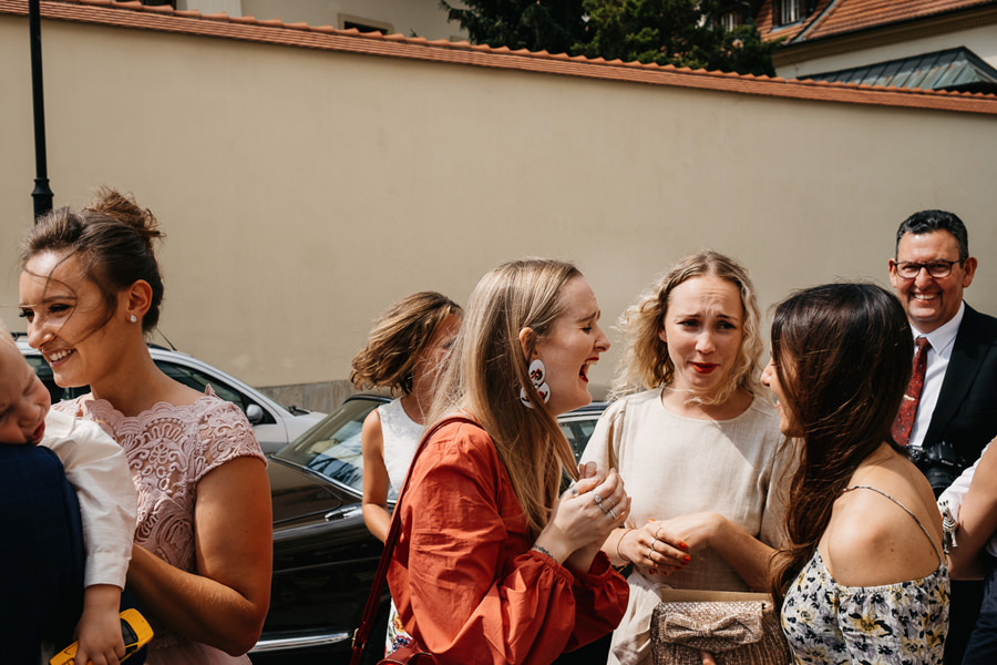 wyjście z kościoła konfetti