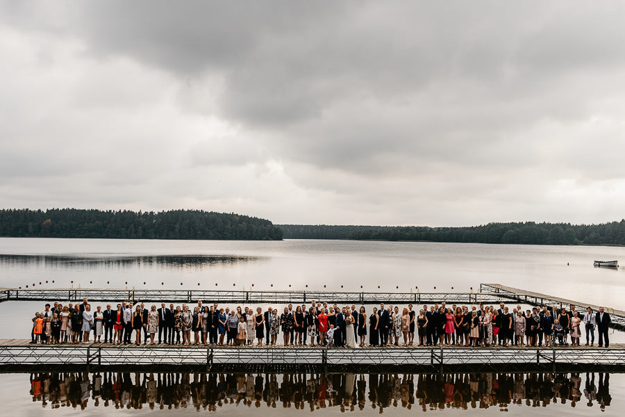 oryginalne zdjęcie grupowe na ślubie