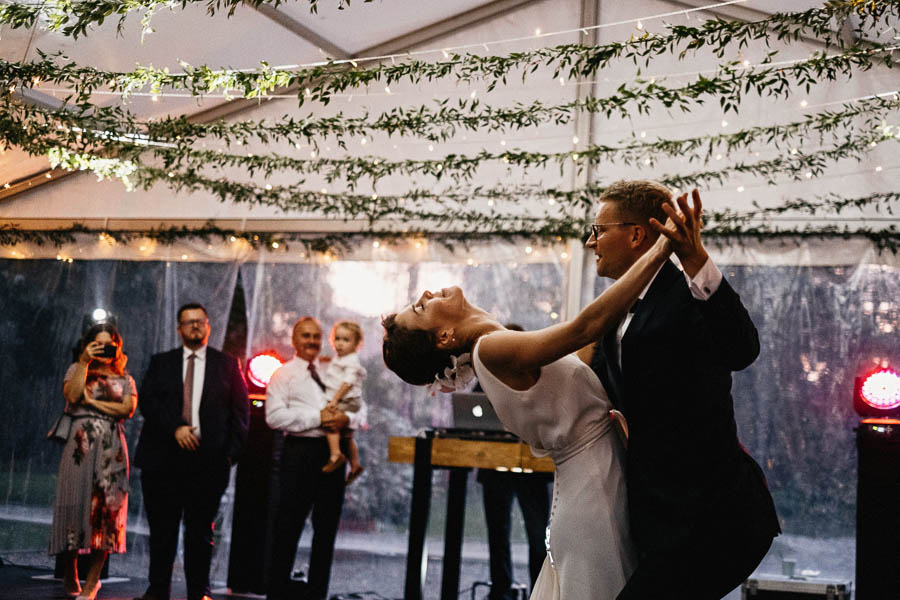 romantyczne wesele pod namiotem