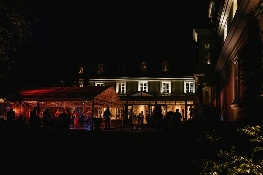 romantyczne wesele pod namiotem