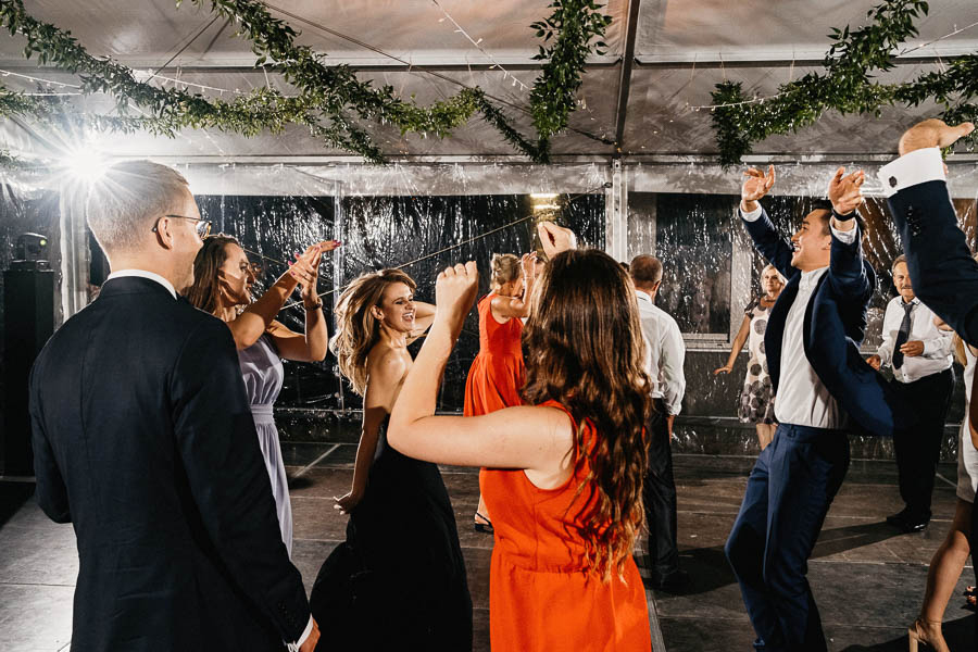 romantyczne wesele pod namiotem